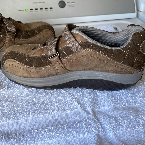 Skechers Shape-Ups - Brown suede and close to perfect! Worn one time. Very nice! - Picture 4 of 10